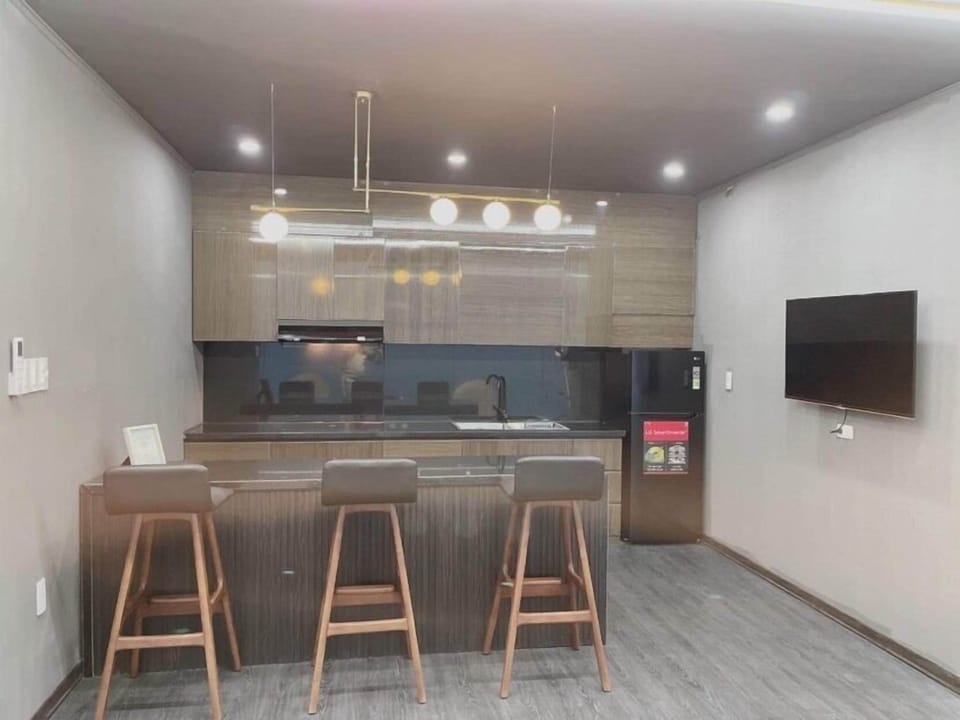 Executive Suite, 2 Bedrooms, Mountain View | Private kitchen | Microwave, griddle, cookware/dishes/utensils, paper towels