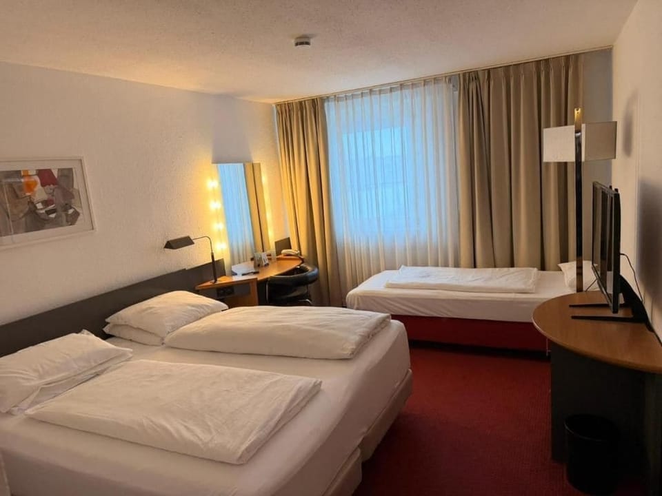 Triple Room | Desk, soundproofing, iron/ironing board, free WiFi