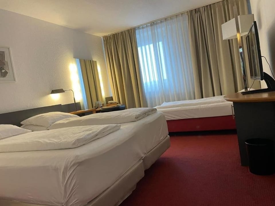 Triple Room | Desk, soundproofing, iron/ironing board, free WiFi