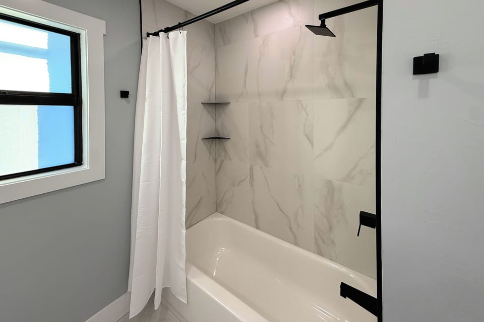 2 Mi to Beach Park: Luxe Bonita Springs Getaway Cottage in Bonita Springs