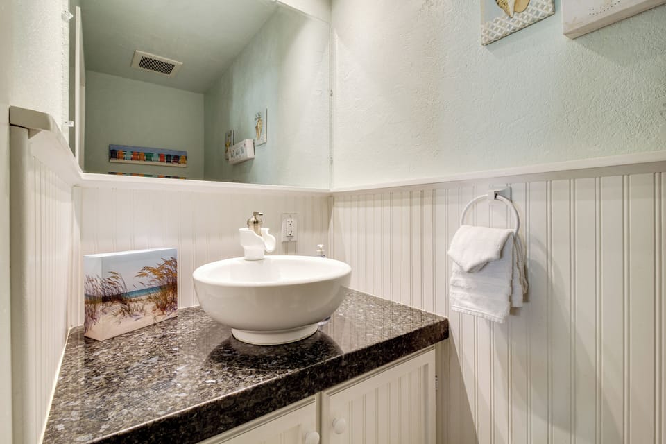 Stroll to Shore: Retreat w/ Balcony in Gold Beach Cottage in Gold Beach