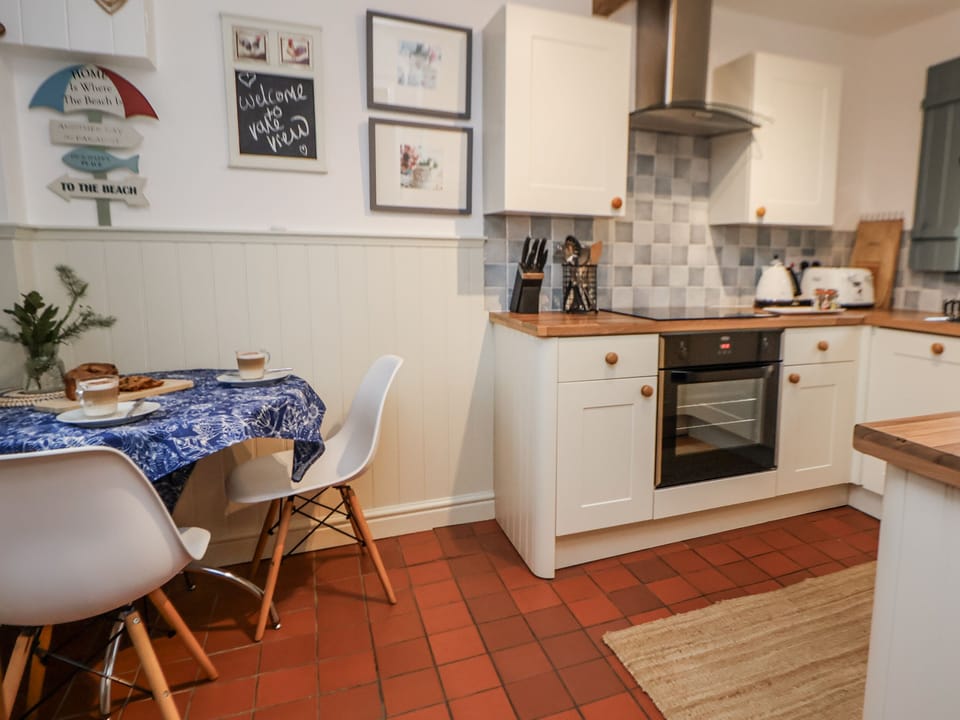 Cottage | Private kitchen | Dishwasher, cookware/dishes/utensils