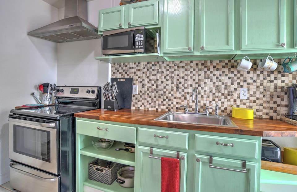 Welcome to the Rose Garden Retreat! - Alley kitchen (no dishwasher).