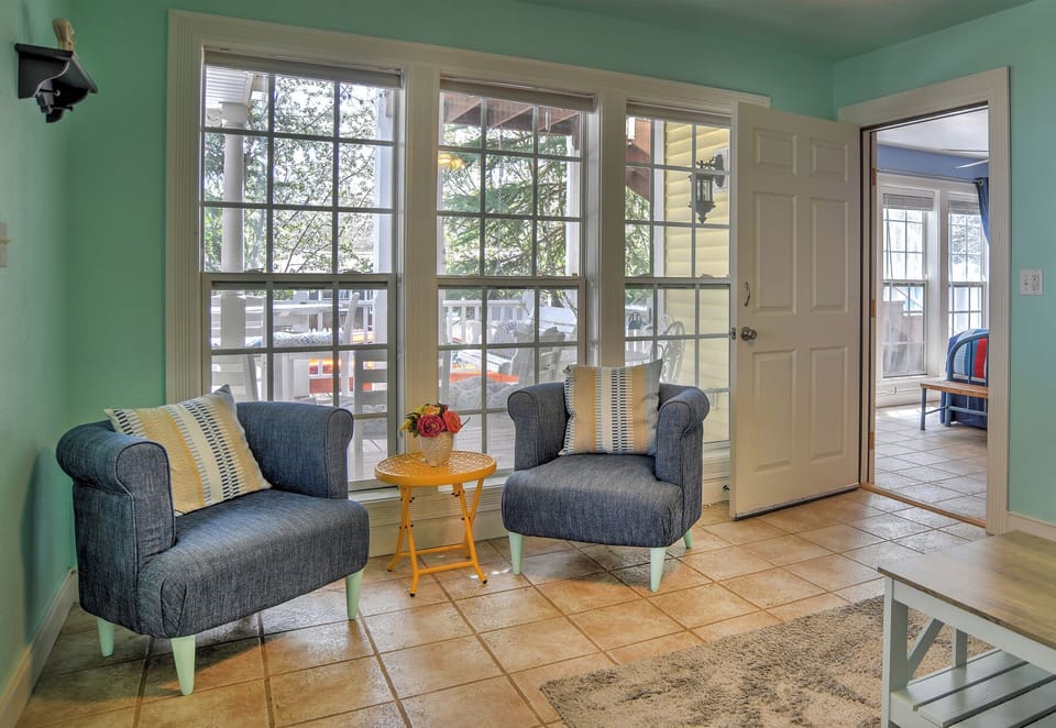 Welcome to Rosewood Studio - Enjoy our cozy and spacious living room with its abundance of natural light and Smart TV
