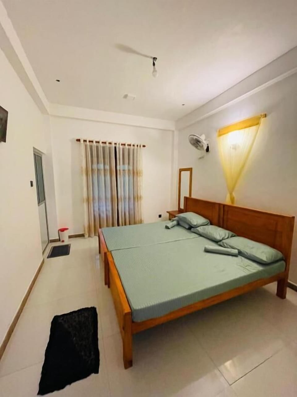 Desk, soundproofing, free cribs/infant beds, free WiFi