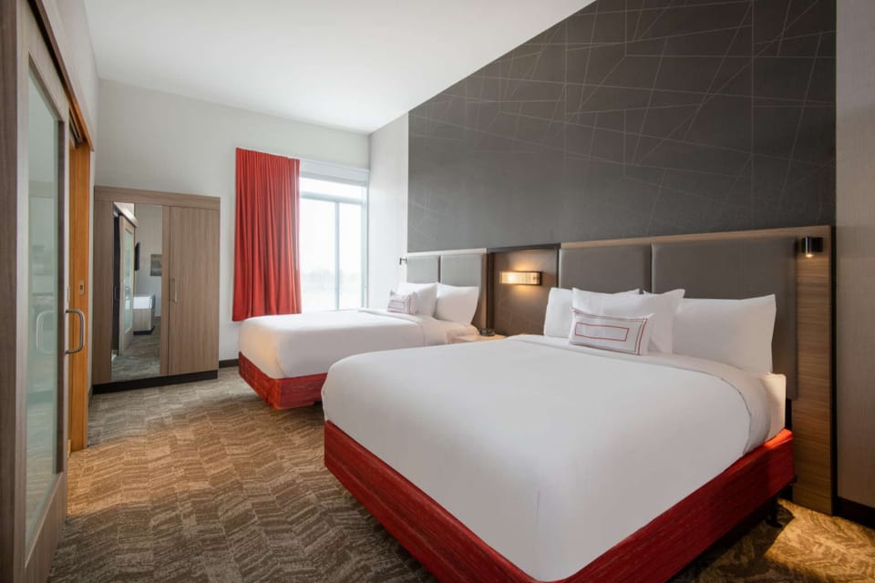 1. Suite, 2 Queen, Trundle bed