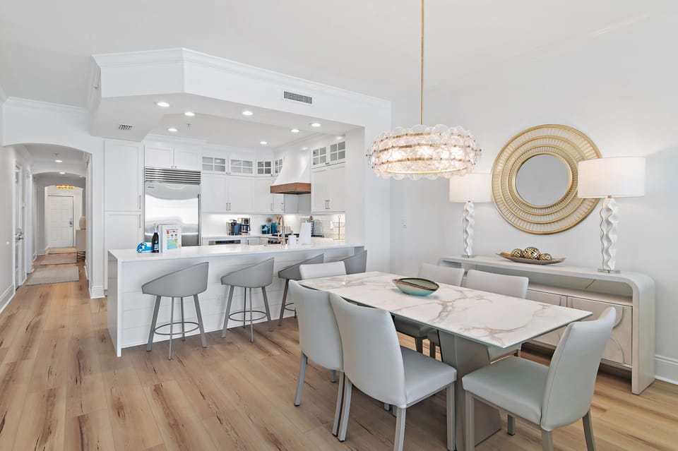 Dining Room - Seating for 6 around the dining room table