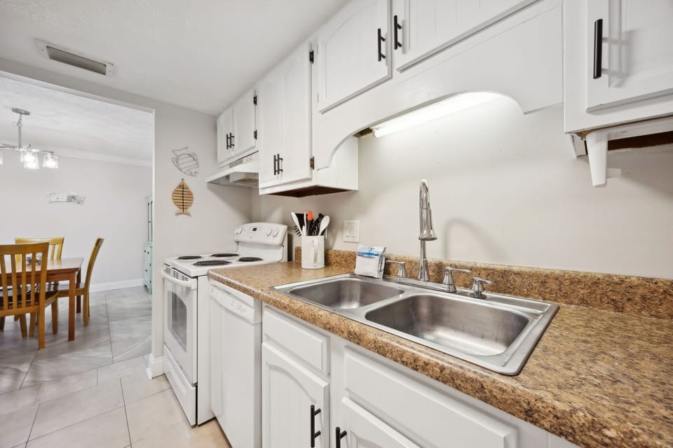 Condo, 2 Bedrooms | Private kitchen | Fridge, oven, coffee/tea maker, toaster