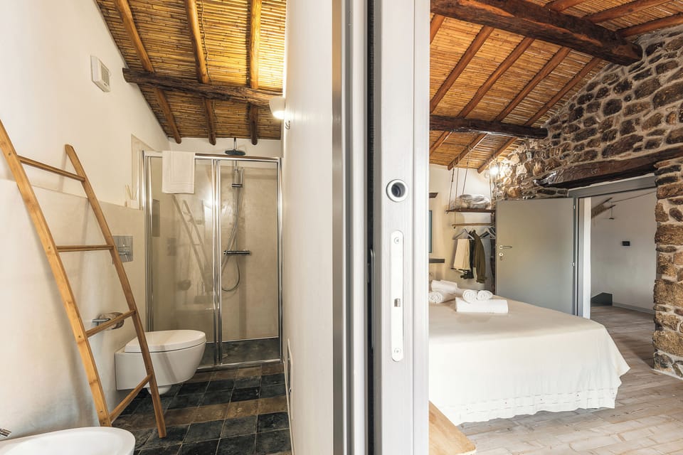 Superior Double Room | Bathroom | Shower, rainfall showerhead, eco-friendly toiletries, hair dryer