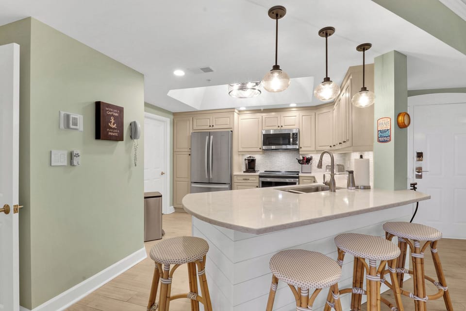 4202 Windsor | Stunning renovated kitchen - 4202 Windsor | Stunning renovated kitchen