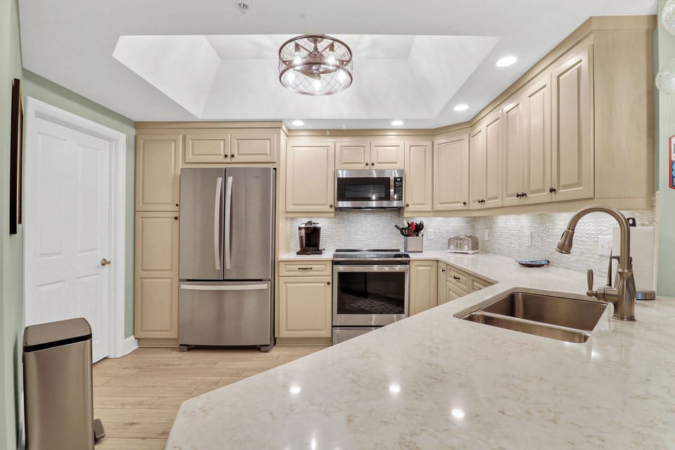 4202 Windsor | Stunning renovated kitchen - 4202 Windsor | Stunning renovated kitchen