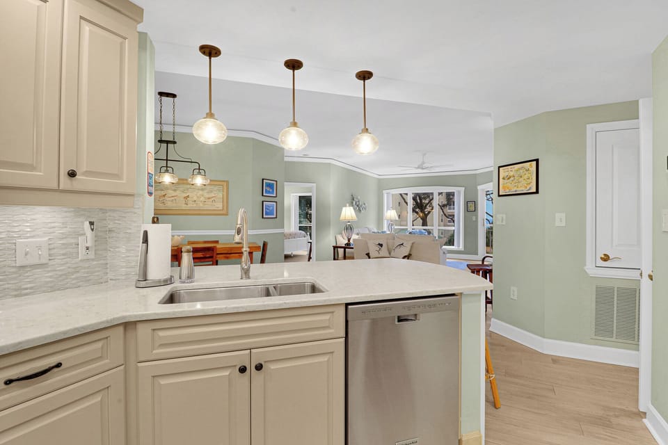 4202 Windsor | Stunning renovated kitchen - 4202 Windsor | Stunning renovated kitchen
