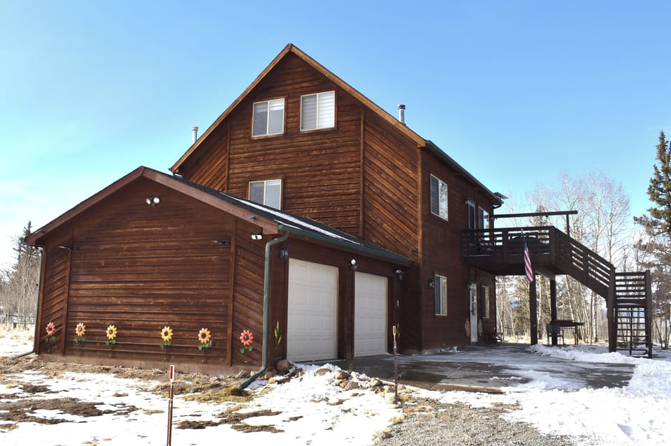 Sunflower Cabin – spacious 2,000-sq-ft 3BR / 2BA home on 1.2 secluded acres. 