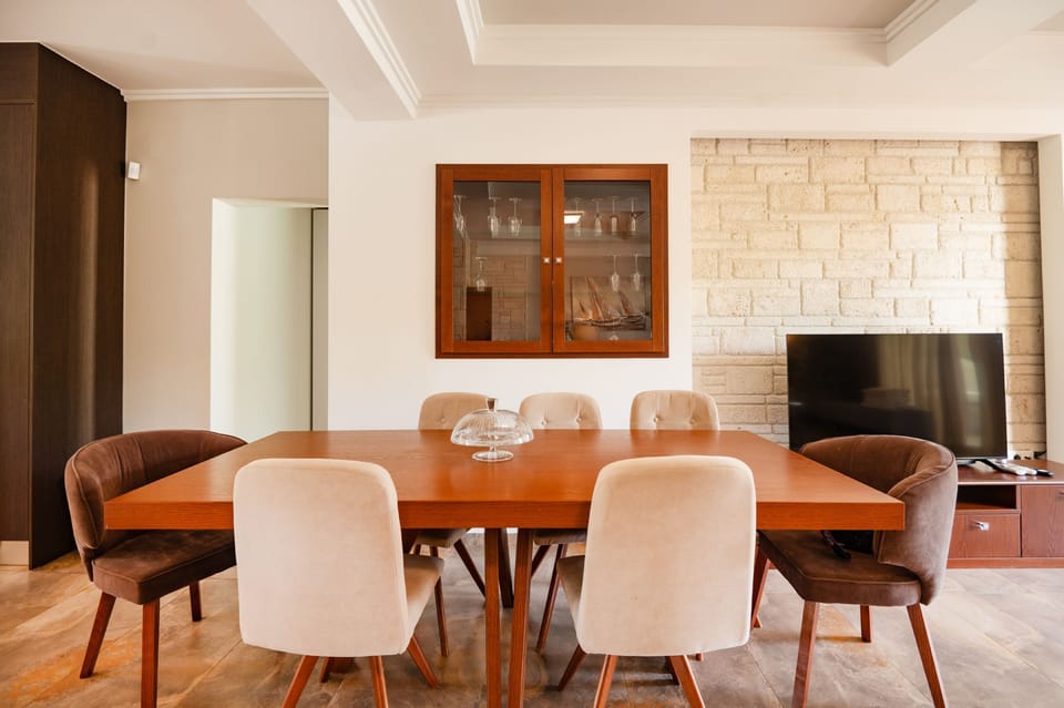 House | 4 bedrooms, desk