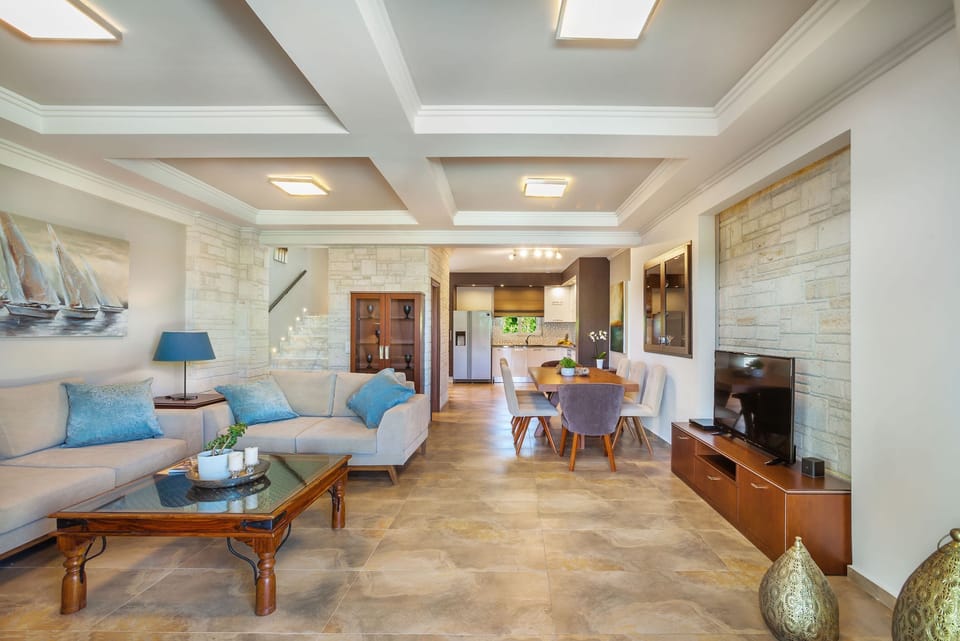 House | 3 bedrooms, desk