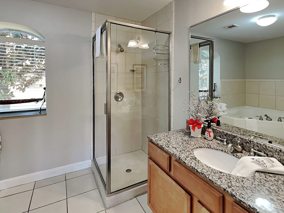 Primary En Suite Bathroom w/ Garden Tub & Walk-In Shower