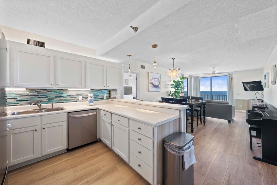 Condo, Multiple Beds (Romar Place 204) | Private kitchen | Oven