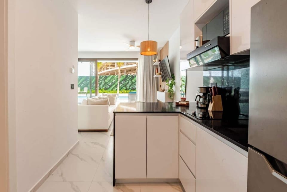 Full-size fridge, microwave, oven, stovetop