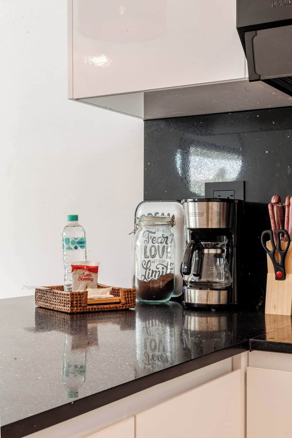 Full-size fridge, microwave, oven, stovetop