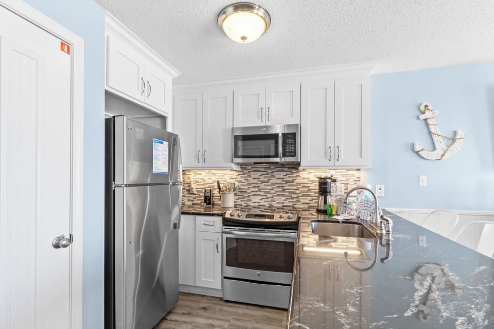 Signature Condo, 1 Bedroom, Balcony, Beach View | Private kitchen | Fridge, microwave, oven, stovetop