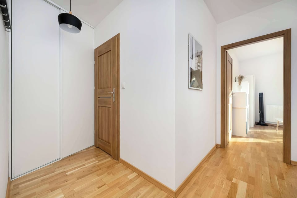 The bedroom's comfortable furnishings ensure a pleasant stay.
