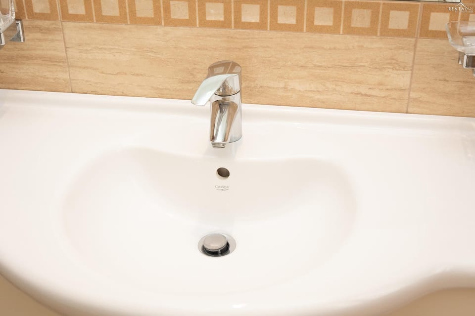 Apartment | Bathroom | Shower, rainfall showerhead, free toiletries, towels