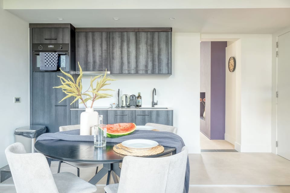 Deluxe Apartment, 1 Queen Bed with Sofa bed | Private kitchen | Fridge, microwave, oven, stovetop