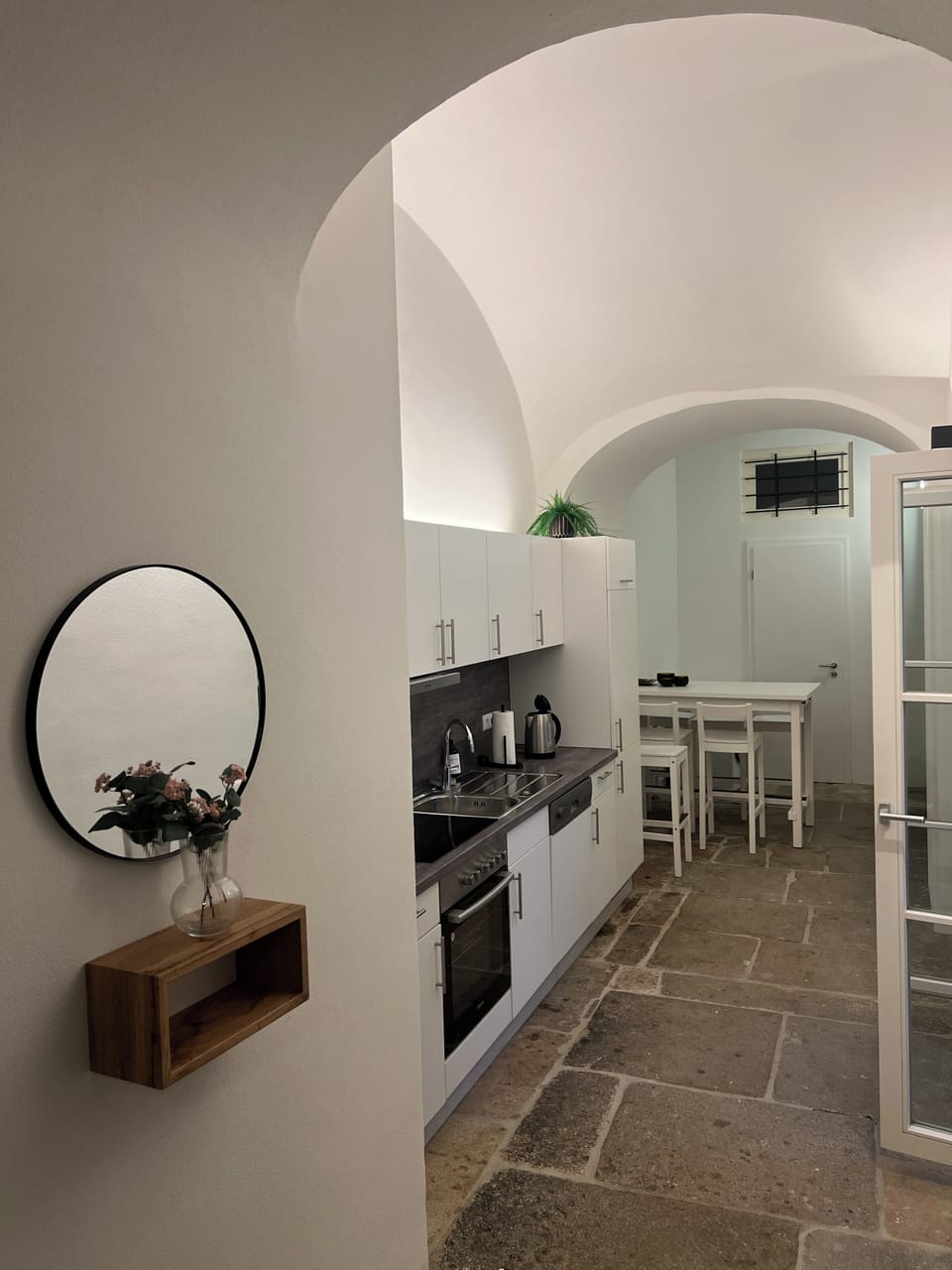Full-size fridge, microwave, oven, stovetop