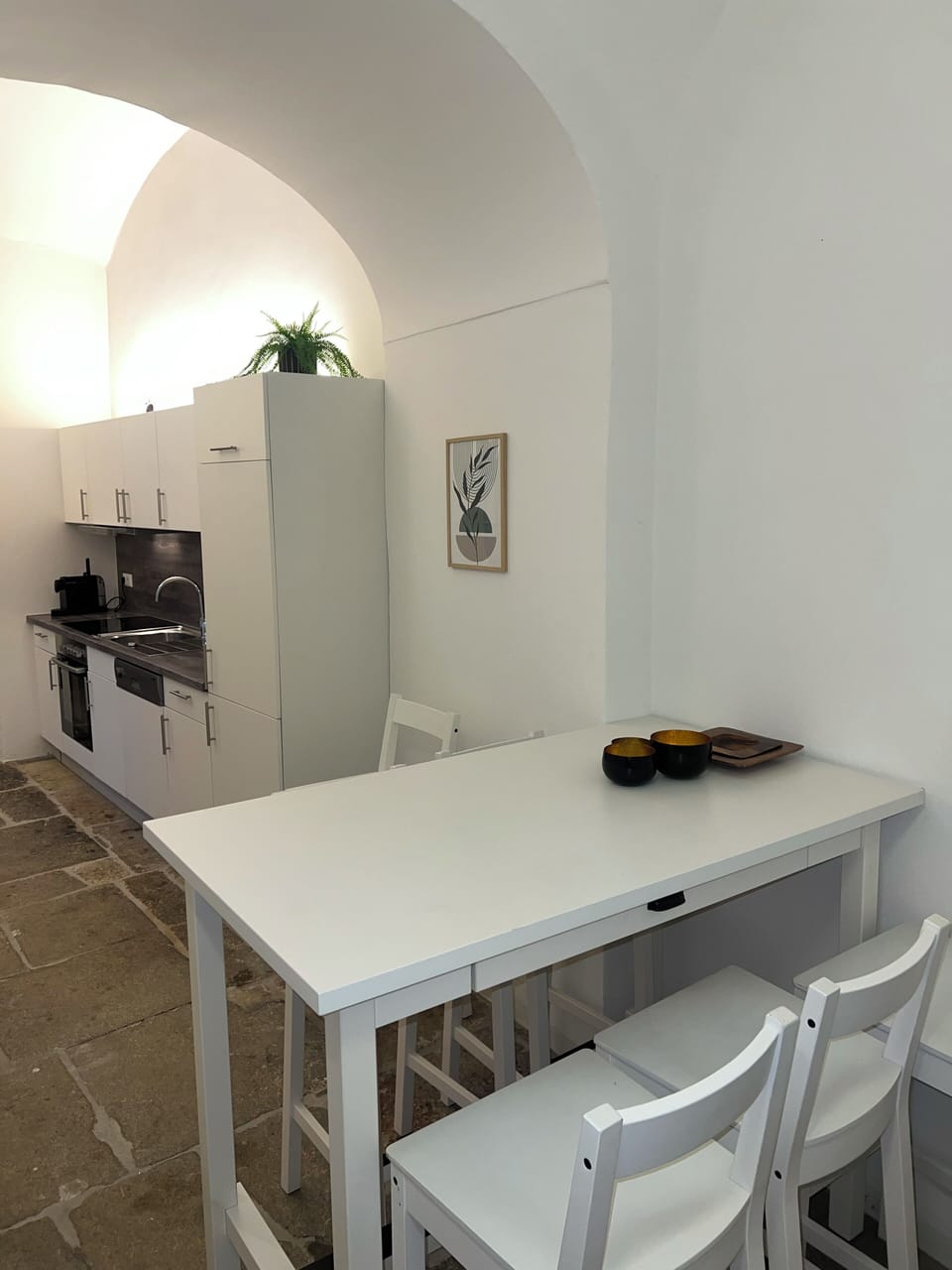 Full-size fridge, microwave, oven, stovetop