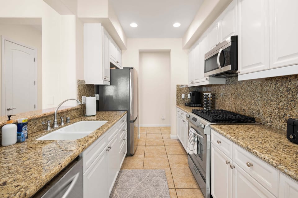 16 - Chefs Kitchen with Gas Range and Full-Size Appliances