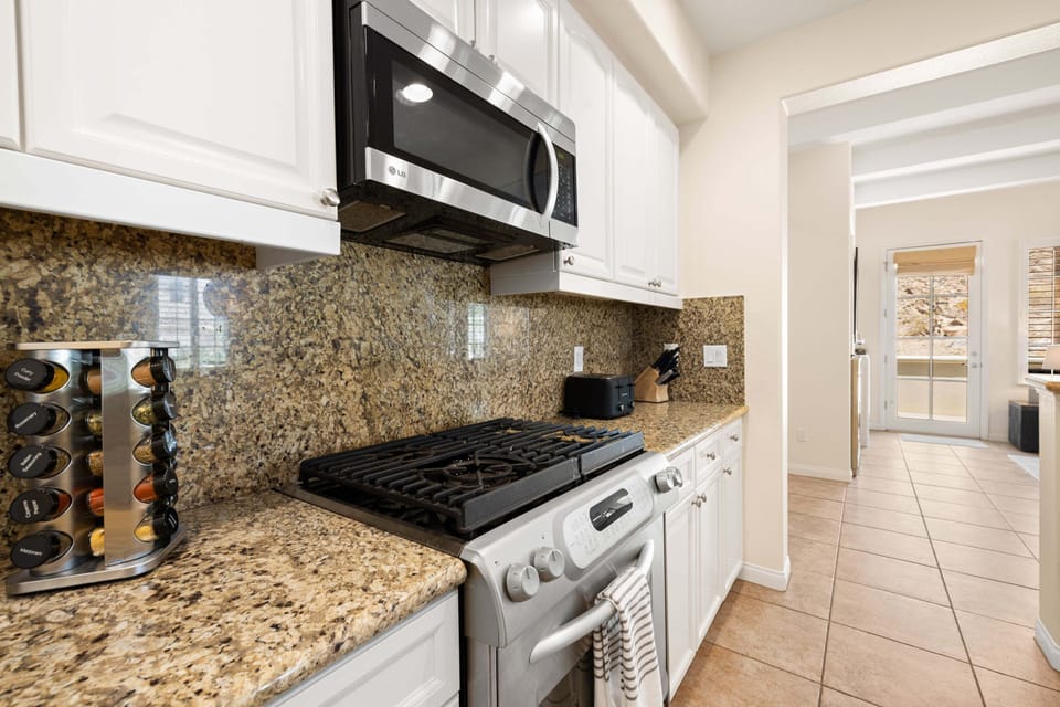 17 - Gas Cooktop and Ample Prep Space