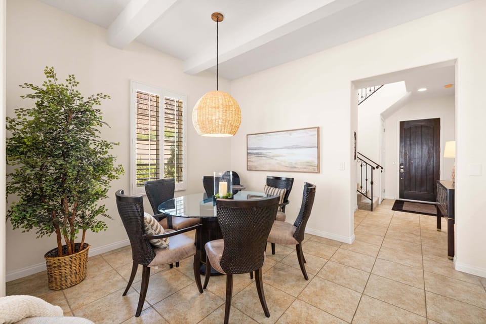 13 - Dining with Views to the Entry
