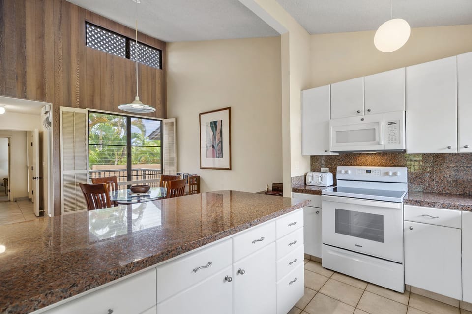 Condo, 1 King Bed with Sofa bed, Balcony, Ocean View (Wailea Ekahi 20J) | Private kitchen | Coffee/tea maker, dining table