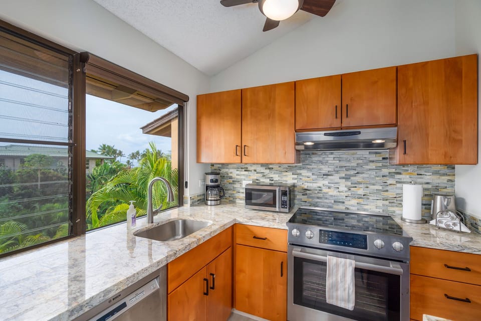 Condo, 1 King Bed, Balcony, Ocean View (Wailea Ekahi 4E) | Private kitchen | Coffee/tea maker, dining tables