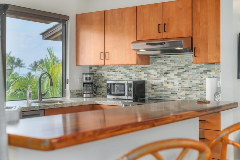 Condo, 1 King Bed, Balcony, Ocean View (Wailea Ekahi 4E) | Private kitchen | Coffee/tea maker, dining tables