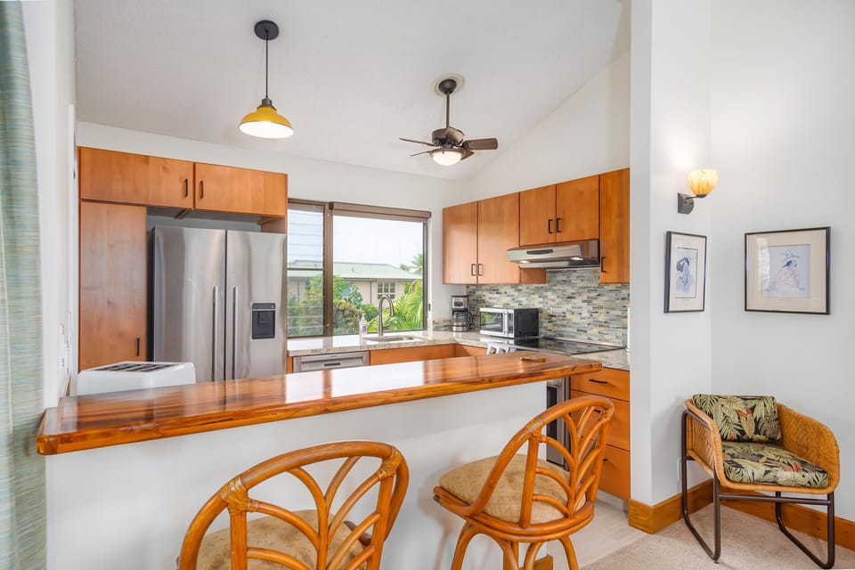 Condo, 1 King Bed, Balcony, Ocean View (Wailea Ekahi 4E) | Private kitchen | Coffee/tea maker, dining tables