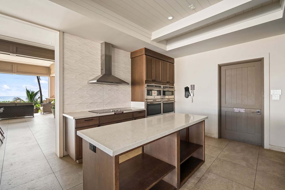 Studio, 1 King Bed, Balcony, Ocean View (Wailea Ekahi 12D) | Private kitchen | Coffee/tea maker, dining table