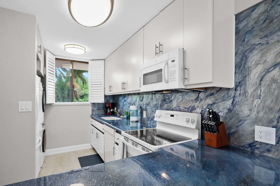 Condo, Multiple Beds, Balcony, Ocean View (Kanai A Nalu 314) | Private kitchen | Coffee/tea maker, dining table