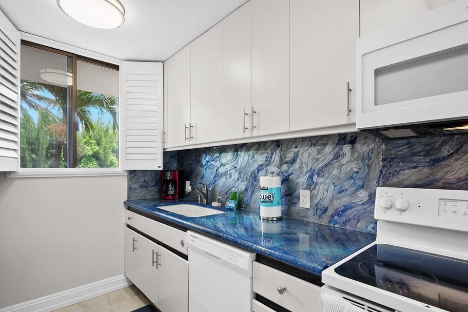 Condo, Multiple Beds, Balcony, Ocean View (Kanai A Nalu 314) | Private kitchen | Coffee/tea maker, dining table
