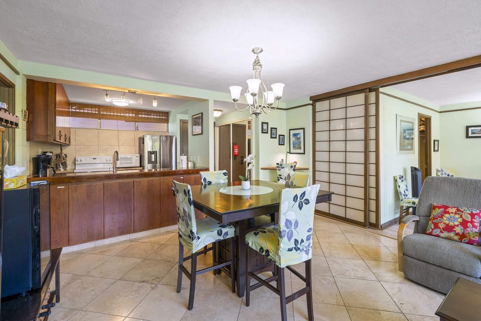 Condo, Multiple Beds, Balcony, Ocean View (Haleakala Shores A-308) | Dining