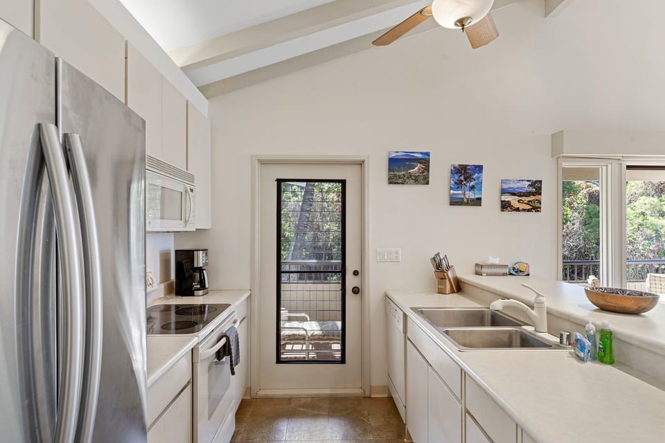 Condo, Multiple Beds, Balcony, Ocean View (Wailea Ekolu 1514) | Private kitchen | Electric kettle, dining tables