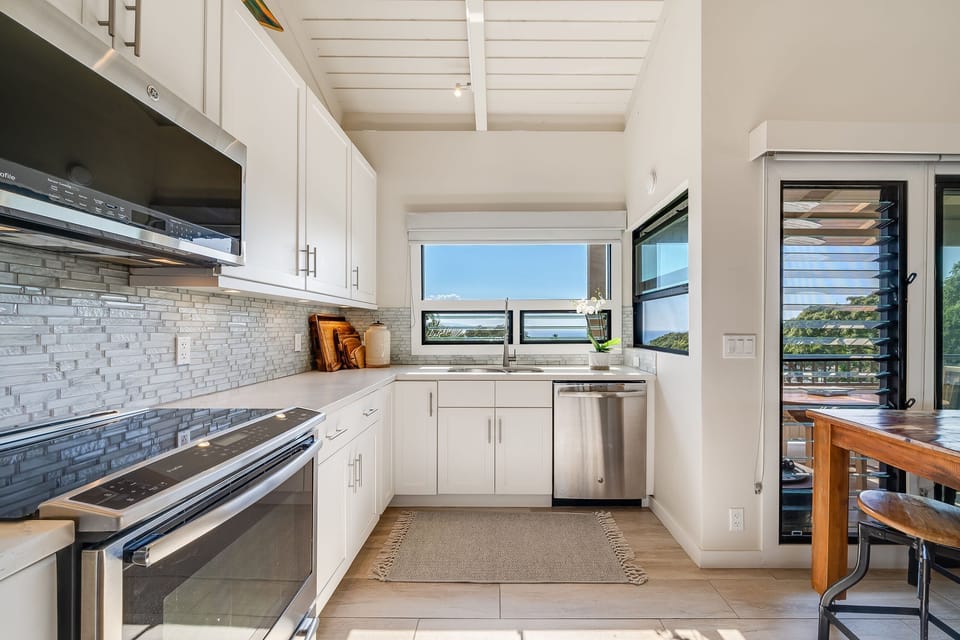 Condo, 2 Queen Beds, Balcony, Ocean View (Wailea Ekolu 102) | Private kitchen | Coffee/tea maker, dining tables