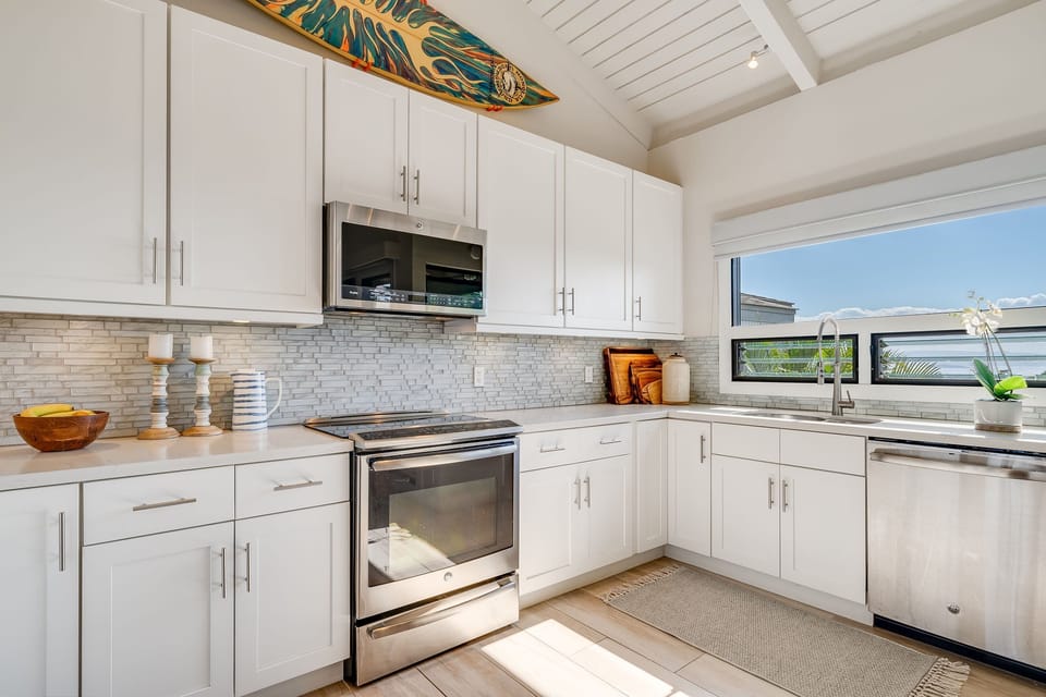 Condo, 2 Queen Beds, Balcony, Ocean View (Wailea Ekolu 102) | Private kitchen | Coffee/tea maker, dining tables