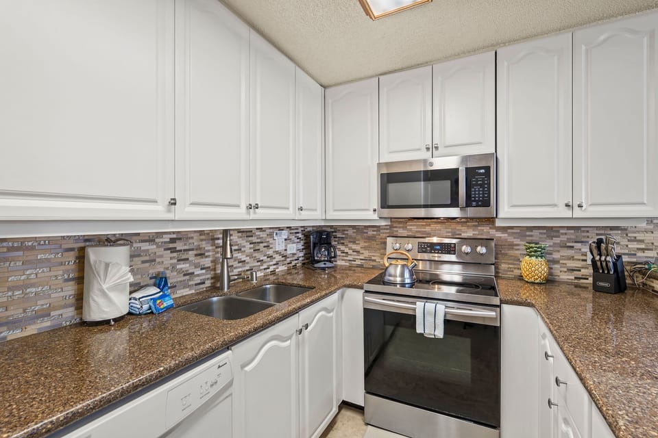 Condo, Multiple Beds, Balcony, Ocean View (Kamaole Sands 7-406) | Private kitchen | Coffee/tea maker, dining tables