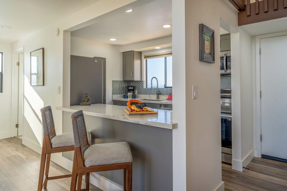 Hono Kai B4-Kitchen and bar seating
