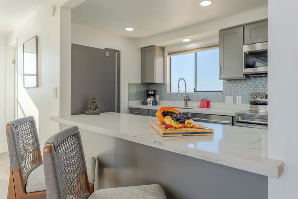 Hono Kai B4-Kitchen and bar seating