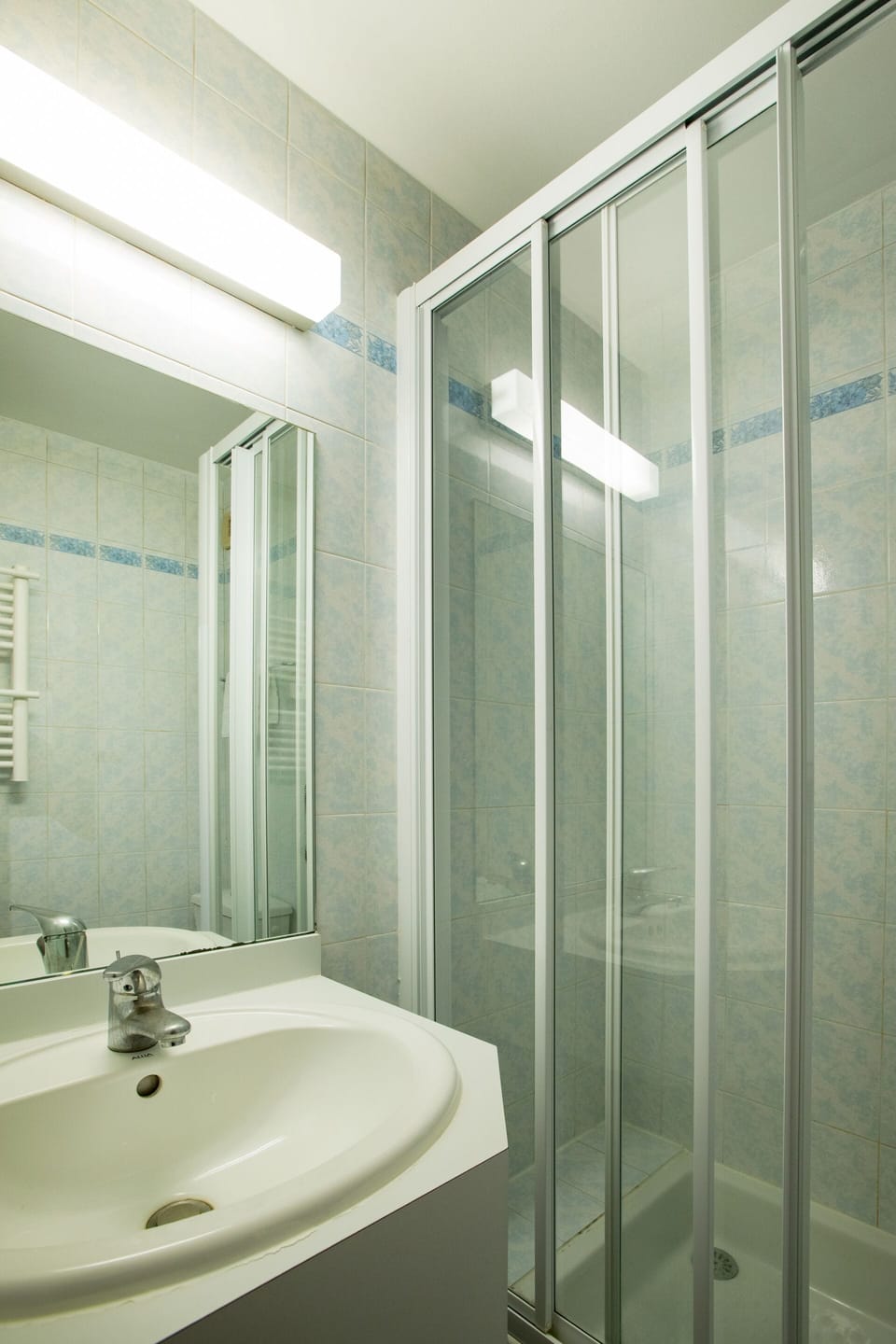 Classic Twin Room, Ensuite | Bathroom | Hair dryer, towels, soap, shampoo