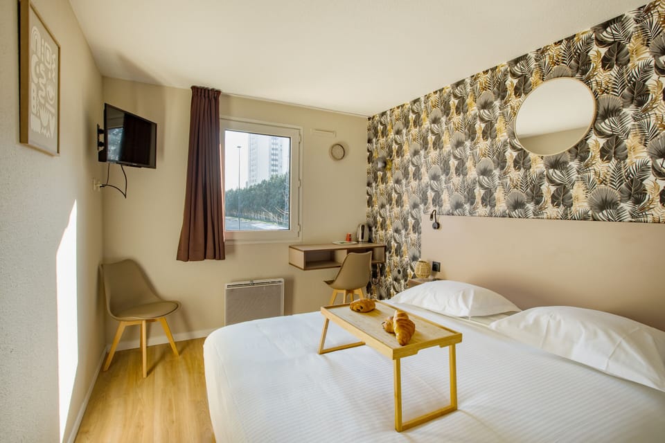Classic Double Room, Ensuite | Desk, laptop workspace, free WiFi
