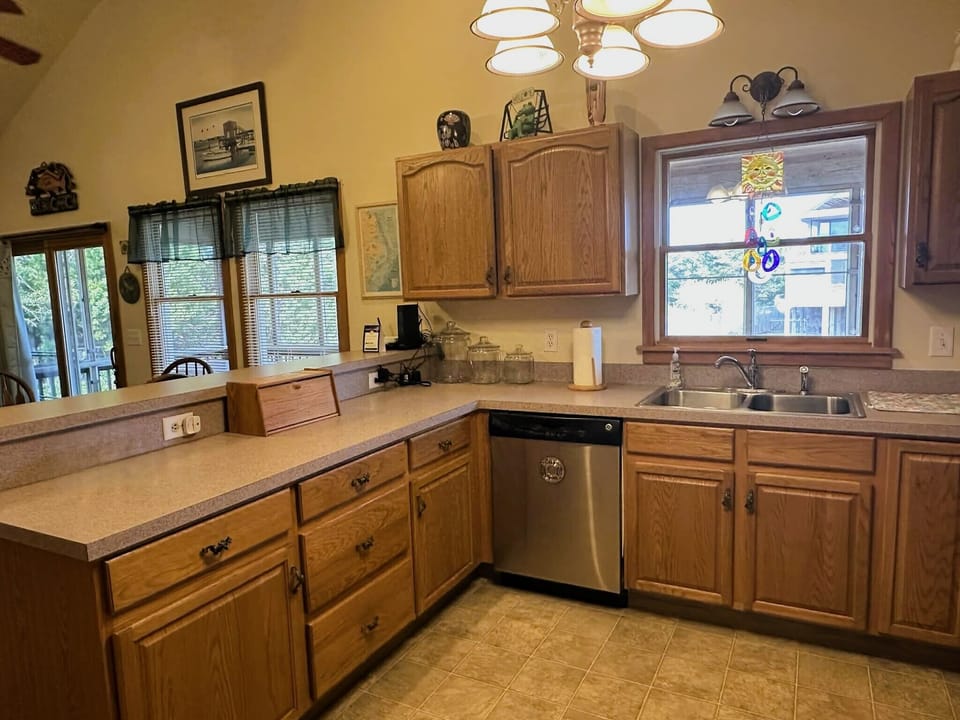 Kitchen (alternate view)
