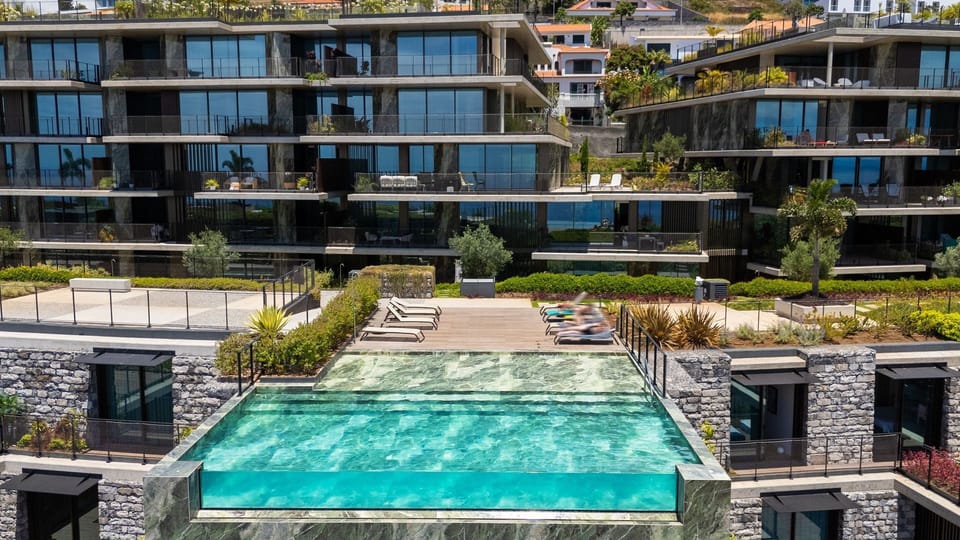Stunning infinity pool surrounded by contemporary architecture, offering a refined atmosphere and a true luxury experience in one of Funchal’s most exclusive locations.
#InfinityPool #LuxuryLiving #SavoyMonumentalis #LovelyStay
